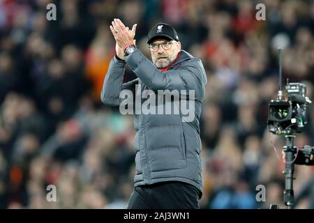 Liverpool, Regno Unito. 02Jan, 2020. Liverpool Manager Jurgen Klopp applaude i tifosi alla fine del gioco. Premier League, Liverpool v Sheffield Regno ad Anfield Stadium di Liverpool giovedì 2 gennaio 2020. Questa immagine può essere utilizzata solo per scopi editoriali. Solo uso editoriale, è richiesta una licenza per uso commerciale. Nessun uso in scommesse, giochi o un singolo giocatore/club/league pubblicazioni. pic da Chris Stading/Andrew Orchard fotografia sportiva/Alamy Live news Credito: Andrew Orchard fotografia sportiva/Alamy Live News Foto Stock