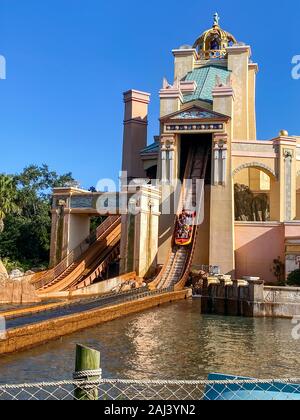 Orlando,FL/USA-12/25/19: la gente sul cammino di Atlantis roller coaster ride di acqua al SeaWorld di accelerazione intorno alla pista e spruzzi nel wate Foto Stock