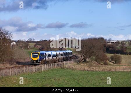 Arriva ferroviaria settentrionale costruita CAF classe 195 treno passa Lindle In Furness, south Cumbria Foto Stock