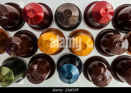 Vista superiore della coloratissima capsule di caffè su sfondo bianco Foto Stock