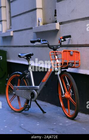 Londra UK Jan 01 2020 - Singola Mobike bike condividi su un marciapiede in Londra Foto Stock