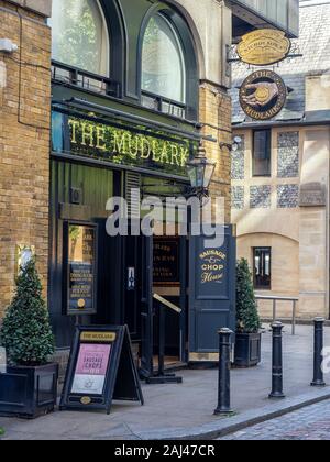 LONDRA, Regno Unito - 29 SETTEMBRE 2019: The Mudlark Pub in Montague Close on the Southbank Foto Stock