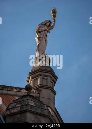 LONDRA, Regno Unito - 29 SETTEMBRE 2019: Statua del vertice in cima al Palace Theatre di Cambridge Circus, Shaftesbury Avenue. Foto Stock