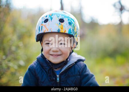 Ritratto di ragazzo con casco in bicicletta. Foto Stock