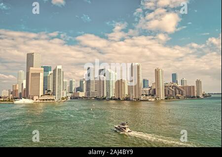 Quartiere degli affari di Miami. Concetto di ricchezza. Dal punto di vista architettonico imponente alte torri. Grattacieli e il porto. Deve vedere attrazioni. Sul lungomare di Miami Foto Stock