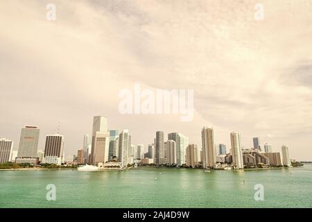 Miami ha un oceano Atlantico waterfront foderato con porti turistici. Il centro di Miami è urbano city center basato intorno al quartiere centrale degli affari di Miami. Skyscr Foto Stock