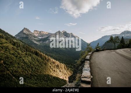 Montagne, rientro e tramonto sulla strada del sole, Montana Foto Stock