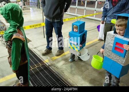 Famiglia trucco-o-trattare n la sezione di Kensington di Brooklyn, New  York, 2015. I genitori vestiti come personaggi di Harry Potter Foto stock -  Alamy