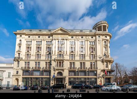 Edificio bellissimo. Facciata storica dell'Hotel Bristol sulla via Krakowskie Przedmiescie Varsavia Polonia. 18 febbraio 2019. Foto Stock