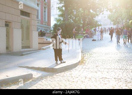 Un doppio di Charlie Chaplin è ballare sulle strade di Odessa. Agosto 05, 2018. Odessa, Ucraina. Foto Stock