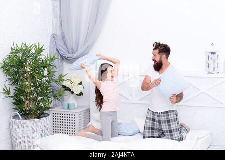 Energica e positiva. Figlia energico e padre il gioco del gioco. Pillow Fight. La famiglia felice energetico dell'umore. Stare energica fino in profondità nella notte. Foto Stock