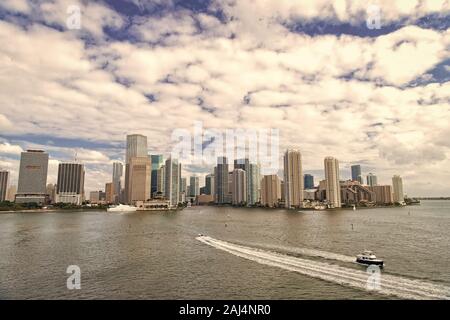 Grattacieli e azzurre acque dell'oceano. Deve vedere attrazioni. Miami ha un oceano Atlantico waterfront foderato con porti turistici. Downtown Miami è città urbana cente Foto Stock