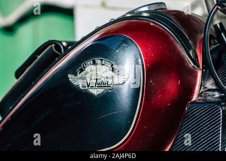 Tel Aviv Israele 25 dicembre 2019 Closeup di un motociclo parcheggiato nelle strade di Tel Aviv in mattinata Foto Stock