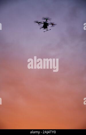 Inovation drone con automated external defibrilator aed battenti in sunset Foto Stock