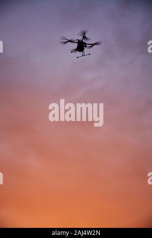 Inovation drone con automated external defibrilator aed battenti in sunset Foto Stock
