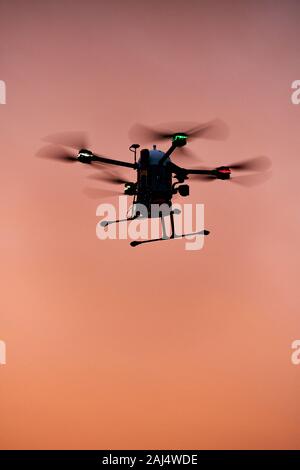 Inovation drone con automated external defibrilator aed battenti in sunset Foto Stock