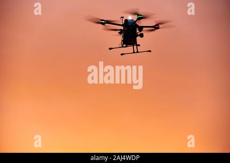 Inovation drone con automated external defibrilator aed battenti in sunset Foto Stock