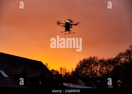 Inovation drone con automated external defibrilator aed battenti in sunset Foto Stock