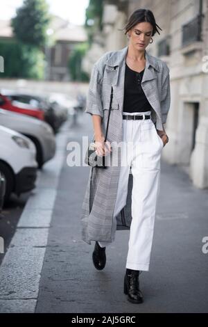 Milano,Italia - 20 settembre: Alessandra Ambrosio visto indossare giacca da Inspiresmi on April 14, 2018 in Indio, California. Foto Stock