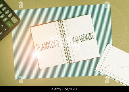 Parola di scrittura di testo gestione della pianificazione. Business photo presentazione di atto o di un processo di fabbricazione o di eseguire i piani di cartone a strisce di cartone per notebook Foto Stock