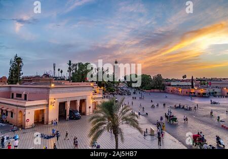 Piazza Jamaa el Fna. Vista della piazza al tramonto con la moschea di Koutoubia. È anche conosciuto da molti altri nomi, come Jami ‘al-Kutubiyah, Kotoubia, Foto Stock
