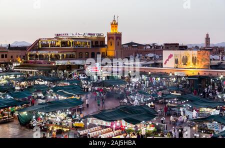 Luci notturne presso Jamaa el Fna, patrimonio dell'umanità dell'UNESCO, o piazza del mercato di Djemaa el-Fnaa, Marrakech, Marocco, Nord Africa. Foto Stock