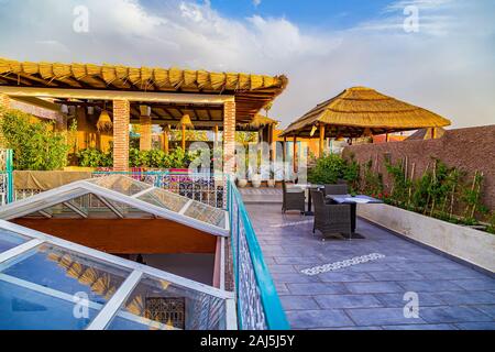 Tetto di un riad tradizionale a Medina di Marrakech, Marocco- Foto Stock