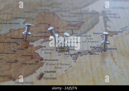 Mappa del mondo con perni di mappa in alcune capitali Foto Stock
