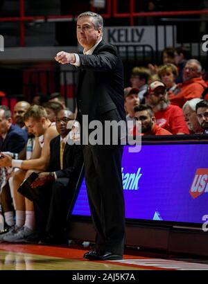 2 gennaio 2020: Western Kentucky Hilltoppers head coach Rick Stansbury punti a dove andare durante una NCAA pallacanestro tra nord Texas significa verde e la WKU Hilltoppers al E.A. Farlo Arena a Bowling Green, KY (Photo credit: Steve Roberts.CSM) Foto Stock