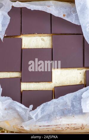 Caramello / biscotti frollini milionari piazze in un stagno Foto Stock