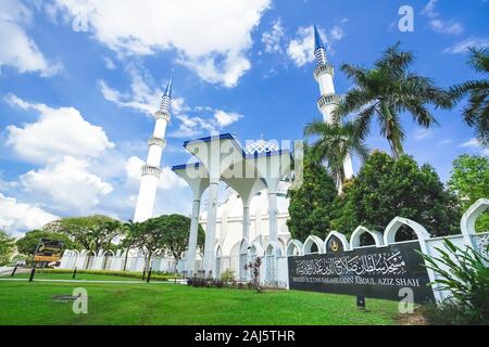 Kuala Lumpur, Malesia - 9 Novembre 2019: la famosa Moschea Blu denominata Masjid Sultan Salahuddin Abdul Aziz Shah in Shah Alam Selangor, Kuala Lumpur, Foto Stock