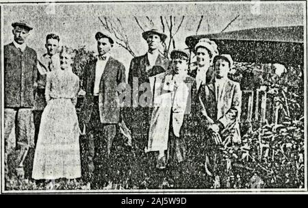 Il Platt-Cottrell-Smith riunione tenuta a Wabaunsee, Kansas, Sabato, Domenica e Lunedì, 25 agosto, 26 e 27, 1917 . t di cui è trovato in successive pagine di questo opuscolo. Questo è stato seguito ed di un bass solo dal sig. M. L. Pietra di Wamego, un vecchio amico di thefamilies. Il titolo della sua canzone è stata la mia metà dei Padri bushel. Il sig. Stonewas pienamente bissato e introdotto Editor Danforth del Wamego Timeswho resi che più bella selezione, il giorno perfetto. Superin-tendent E. B. dono delle scuole di Manhattan ha parlato per un paio di minuti a thequestion, non questa generazione live fino agli ideali di Foto Stock