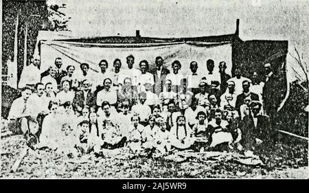 Il Platt-Cottrell-Smith riunione tenuta a Wabaunsee, Kansas, Sabato, Domenica e Lunedì, 25 agosto, 26 e 27, 1917 . awn da uno Chanticleer, due punteggio e altre dieci unita trovanella servizio reattivo che ha compiuto ulteriori slumber impossibile. La notte rainone ha spinto quelli dalla tenda per il fieno mow, e alcuni thewomen e bambini che stavano dormendo nel fieno carri sotto la pila coverstook rifugio sul pavimento della grande stanza di seduta. Attraverso di essa tutti abbiamo fatto nothear una croce o di suscettibilità parola e non vi è stato un litigio tra theyoungsters, sebbene fossero così tanti di loro. Sabato notte un grande Foto Stock