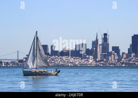 In barca a vela sulla Baia di San Francisco con 2016 cityscape sullo sfondo. In California, negli Stati Uniti. Foto Stock