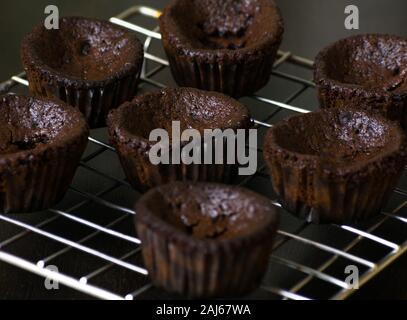 Poveri eggless tortini di cioccolato fatta con yogurt Foto Stock