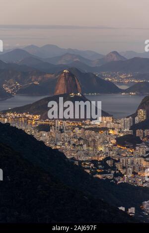 Vista da Pedra da Proa nel Parco di Tijuca, Rio de Janeiro, Brasile Foto Stock