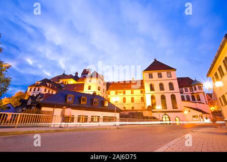 La vita notturna nella città vecchia Fussen, Baviera, Germania. Foto Stock