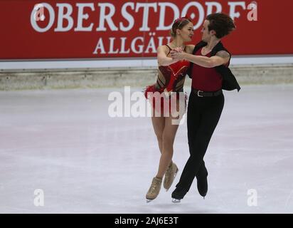 Oberstdorf, Germania. 02Jan, 2020. La figura pattinare, campionato tedesco, la danza su ghiaccio: Katharina Müller e Tim Dieck pattinare sul ghiaccio. Credito: Karl-Josef Hildenbrand/dpa/Alamy Live News Foto Stock