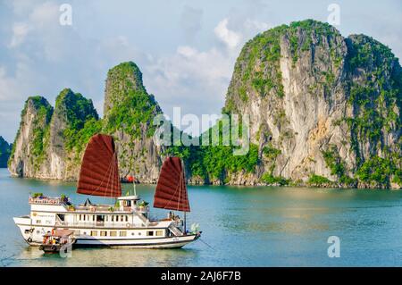 Bai Tu Long Bay, Vietnam; 30 maggio 2014. La nave di crociera al di ancoraggio tra le isole del Carso in Bai Tu Long Bay. Foto Stock