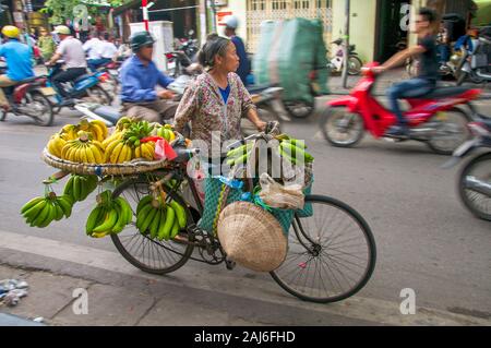 Hanoi, Vietnam; Novembre 20 2015. Fornitore femmina la vendita delle banane nella città vecchia di Hanoi e. Foto Stock