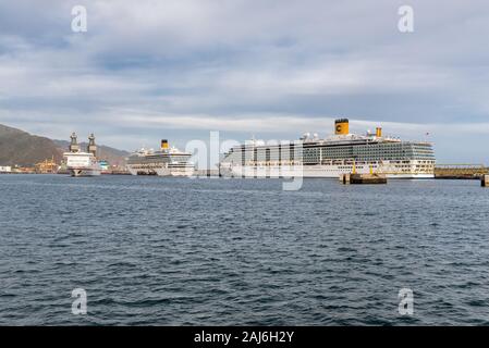 Santa Cruz de Tenerife, Isole Canarie, Spagna - Desember 6, 2018: navi da crociera Costa Magica e Costa Deliziosa nel porto di Santa Cruz de Tenerife, può Foto Stock