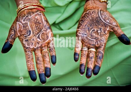 Mehendi l arte di henna-pittura Foto Stock