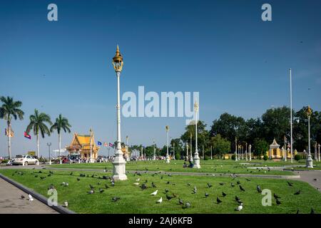 Royal Palace parco in sisowath quay riverside area del centro cittadino di phnom penh cambogia città Foto Stock