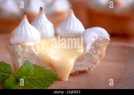 Elegante tortine con limone e curda meringa bruciata dal una fiamma. Molto gustosi tortini. Tartlet riempito con crema di limone (curdo) e meringa Foto Stock