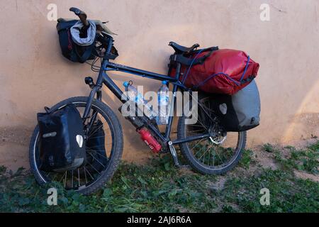 Un viaggio in bicicletta, caricato completamente appoggiata contro una parete Foto Stock
