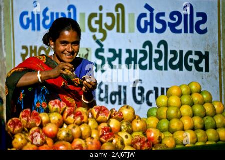 Signora giovane per la vendita di frutta al mercato di Bhuj Foto Stock