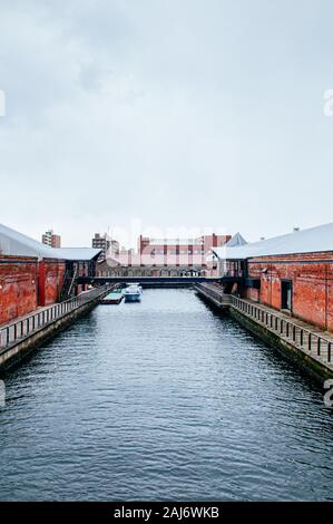 Dicembre 1, 2018 Hakkodate, Giappone - Hakkodate Red Brick Warehouse Kanemori e canal a Hakodate porta nella stagione invernale atmosfera di nebbia Foto Stock