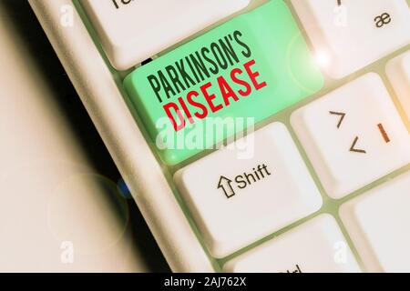 Conceptual la scrittura a mano che mostra il morbo di Parkinson è la malattia. Concetto significato disturbo del sistema nervoso che colpisce il movimento Foto Stock