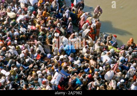 Milioni di persone in attesa di prendere Maha Snan, la pulizia spiritualmente tuffo in acqua alla confluenza dei fiumi Gange e Yamuna e Saraswati Foto Stock