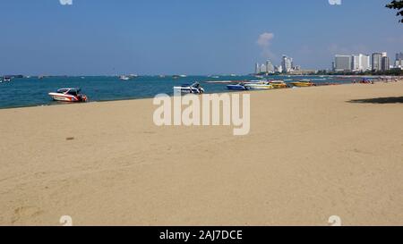 Pattaya, Tailandia - 23 Dicembre 2019: Spiaggia di Pattaya con barche veloci. Foto Stock